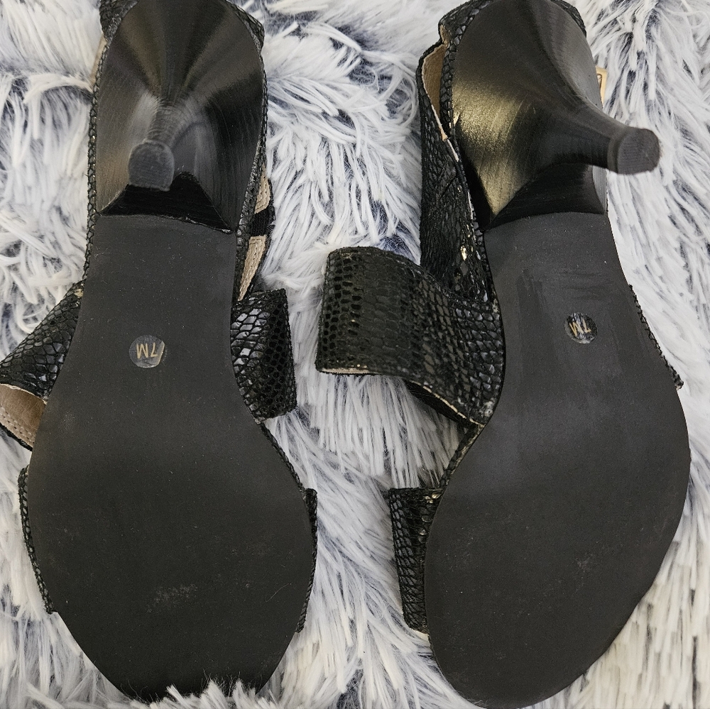 Michael Kor's Strappy Sexy Sandals Sz 7 Fits 7 1/2 foot Black and Gold - Picture 3 of 8